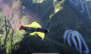 翼装飞行天门山摔死