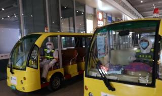 两个男孩子开车小黄说